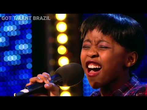 Asandra de 11 anos, canta a música "Diamonds" e faz a plateia aplaudir de pé...