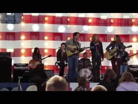 Lennon & Maisy sing "A Life That's Good" with Connie Britton and Charles Esten