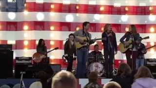 Lennon &amp; Maisy sing &quot;A Life That&#39;s Good&quot; with Connie Britton and Charles Esten