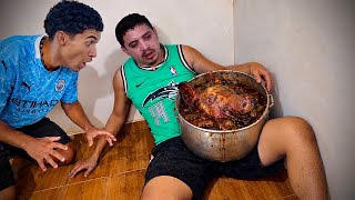 SIMÃO FAZ GRANDE FEIJOADA DE PORCO lNTElR0 E DESTRÓI ANIVERSÁRIO