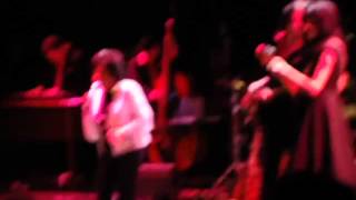 Wanda Jackson & Jack White doing Elvis' "Heartbreak Hotel"