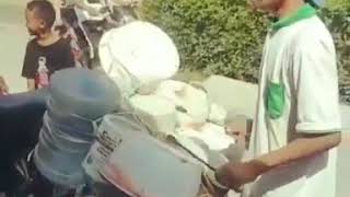 Download lagu pengamen bersolawatan dengan barang peralatan rumah tangga mp3 Download lagu pengamen bersolawatan dengan barang peralatan rumah tangga mp3