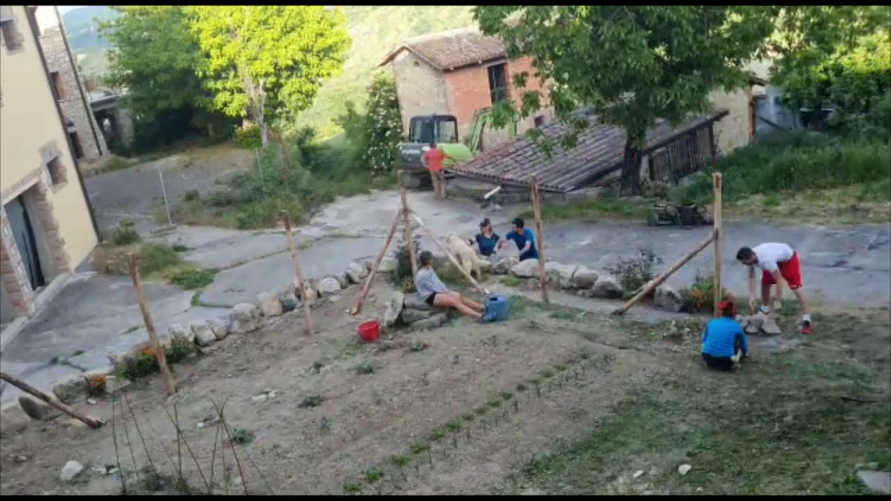 Costruzione recinzione con pali di castagno - timelapse