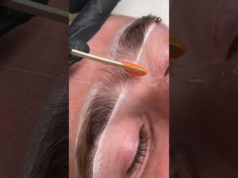 The most #satisfying mono brow wax! Using @italwax_usa coral wax #eyebrows #waxing #browmapping
