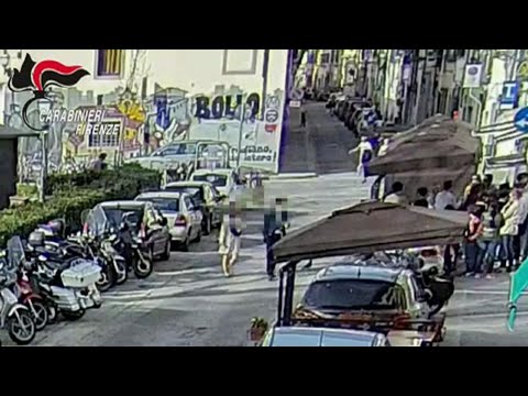 Firenze, calci e pugni per rubargli il cellulare: il video dell'aggressione