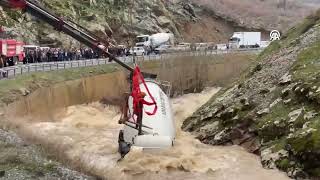 Bitlis’te Beton Mikseri Dereye Düştü :Sürücü Kayıp