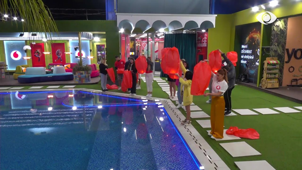 Me balona në duar dhe me dëshirë në zemër, banorët 'skuqin' qiellin