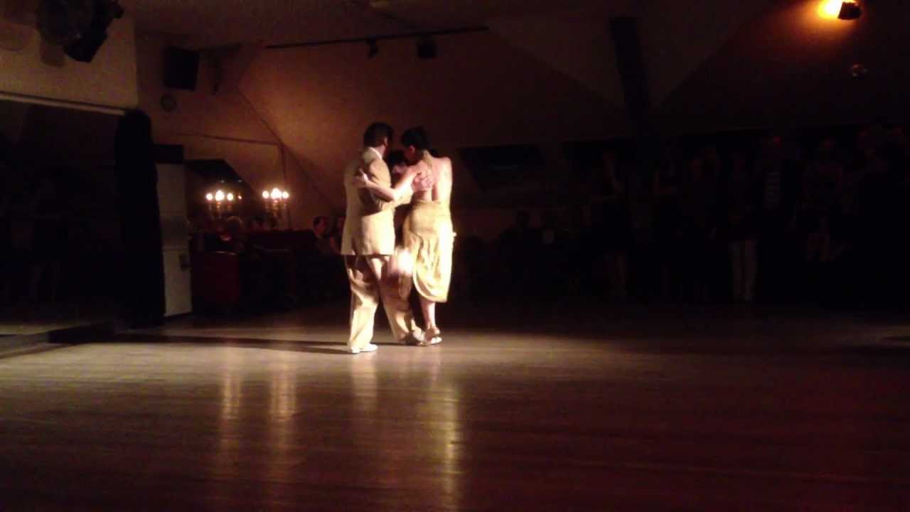 Video thumbnail for Paula Franciotti y Orlando Scarpelli - Tango de D´Arienzo, "Amarras"