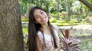 preview picture of video 'YOUNG MODEL FLIRTS WITH CAMERA. TROPICAL GARDEN IN CEBU. PHILIPPINES. TRAVEL.'