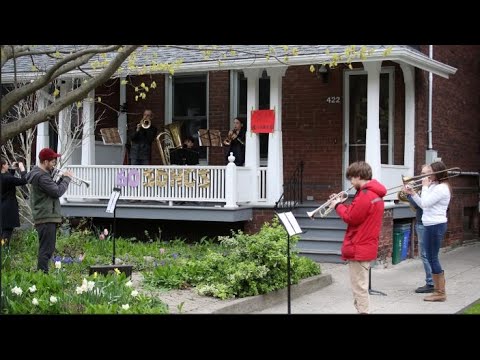 Toronto family and friends perform Dolly Parton's "9 to 5" from their porch for neighbours