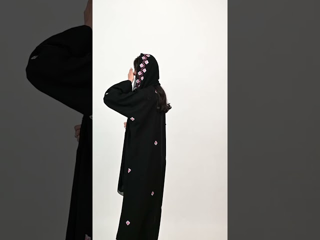 عباية كريب مطرز منثور ملون