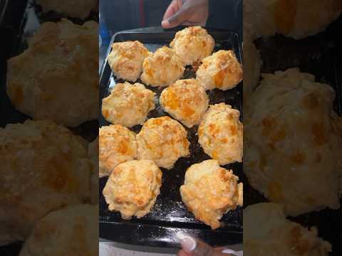 THE BEST GARLIC CHEDDAR BISCUITS 😋 #biscuit #garlic #butter #recipe #easyrecipe #dinner #homemade