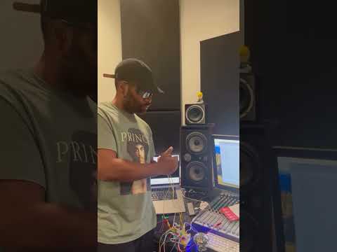 Seven Davis Jr. playing some house music on random conductive objects using Playtron MIDI controller