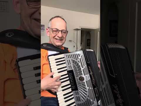 Hey Slavko spiel uns eins mit Arpeggio-Gitarre, die Turbosounds-App macht’s möglich ✌️