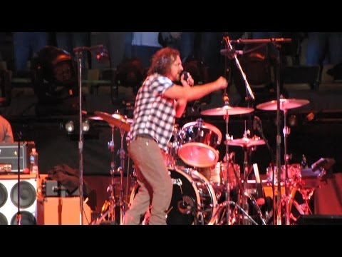 Pearl Jam: Soldier Of Love (Lay Down Your Arms) [HD] 2010-05-17 - Boston, MA