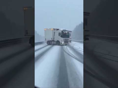 Грузовик Вольво сложился и потерял прицеп #automobile #kamaz4310 #police #грузовичок #зима #funny