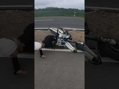 Finger gebrochen #davidbost #motorrad #gehtsteil #shorts