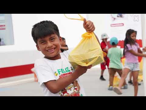 Entrega de kits escolares y uniformes en Mi Perú