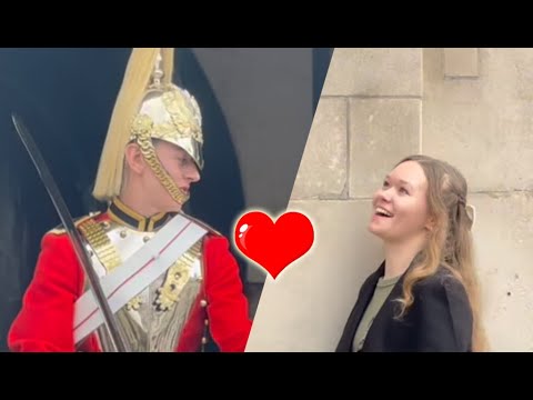 Amor a Primera Vista en la Guardia Real: Una Historia Captada en Video 💂‍♂️💞