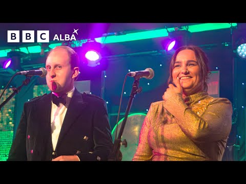 Sgioba CNBU le Ceud Fàilt' Air Gach Neach  - Cèilidh na Bliadhn’ Ùire 2025 | BBC ALBA