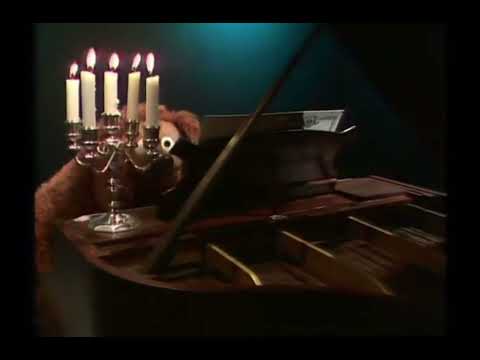 The Muppet Show - 121: Twiggy - UK Spot: “Minuet In G Minor” (1977)