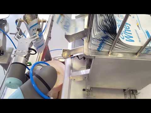 Plnenie zatvárateľných sáčkov kolaboratívnym robotom sypkou zmesou. 