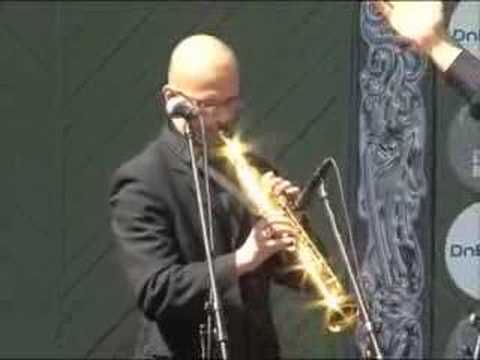 Busulis Vērmanītī rāda "Kino"