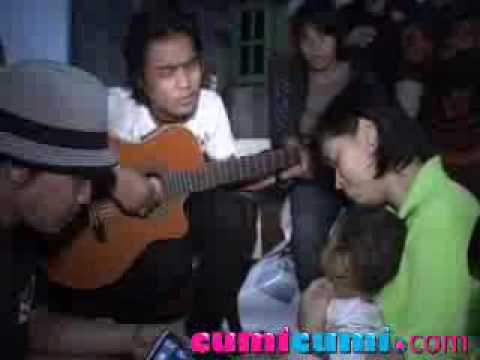 Charlie ST 12 Ngamen Untuk Bilqis - CumiCumi.com.flv