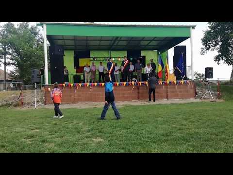 Fii Satului Nicolae Anghel si Vitalie Salari discursuri pe scena