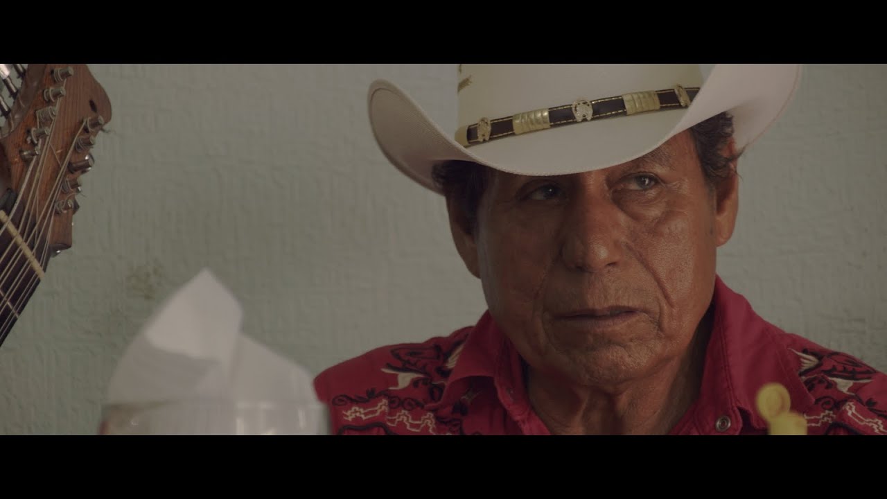 Con cuerdas y acordeón | Trailer