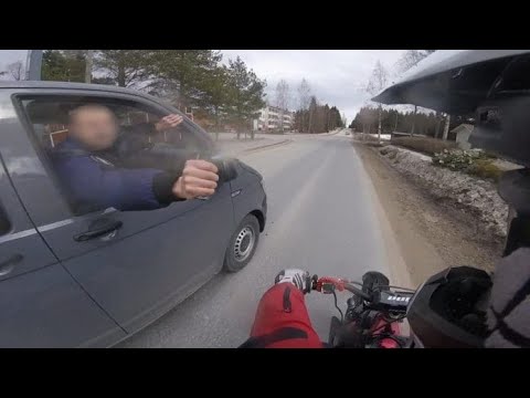 TOP 5 POLIISEJA PAENNUTTA MOPOILIJAA(HULLU POLIISI)