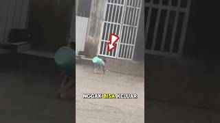 Download lagu Anak Main Hujan Masuk Ember, Endingnya Kocak Banget! 🤣 #mainhujan #anaklucu #videoviral  #shorts mp3