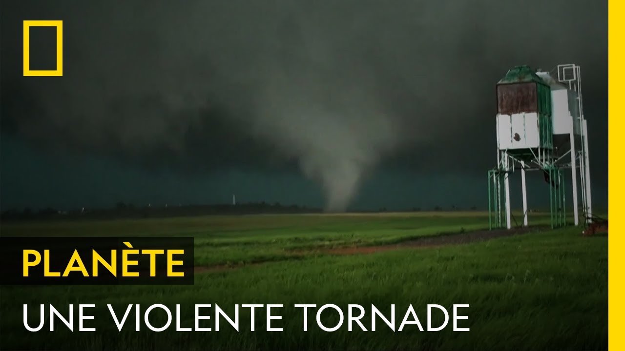 Une terrifiante tornade se forme lors d'un violent orage