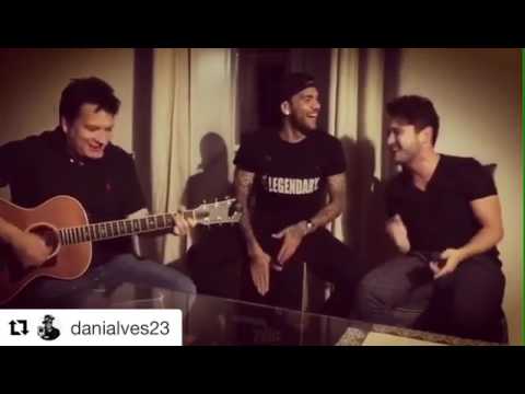Dani Alves canta con Giuliano e Thiago Matheus: che trio!