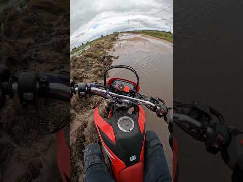 Seguimos camino con la Honda tornado 300 por los caminos de cerrito Ñeembucu ⛈️💧