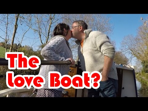 #75  Narrowboat Couple Find Stratford Upon Avon Basin Virtually Empty! Fake Drone Over Aquaducts.