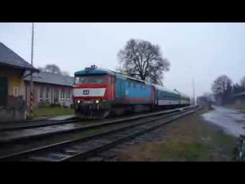 749 265-5 odjíždí s Os 3635 ze stanice Bohun'ovice