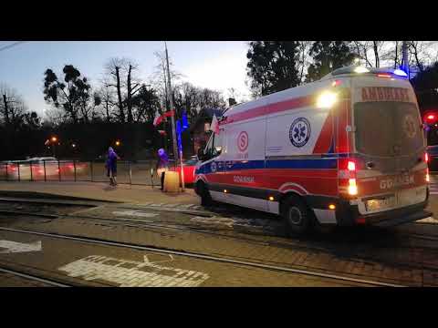 Zasłabnięcie w tramwaju- interwencja pogotowia ratunkowego. Chwilowe wstrzymanie ruchu tramwajów