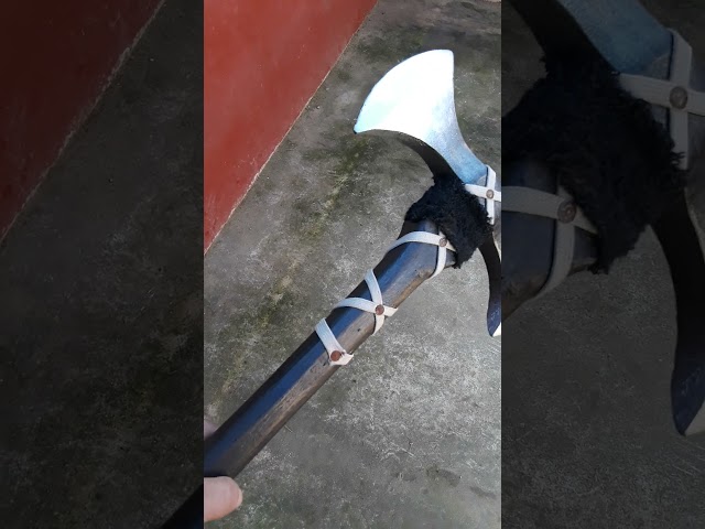 Vídeo relacionado con Denix Réplica de Hacha Vikinga, Escandinavia del Siglo VIII de 87 cm de madera y metal, Arma decorativa sin filo