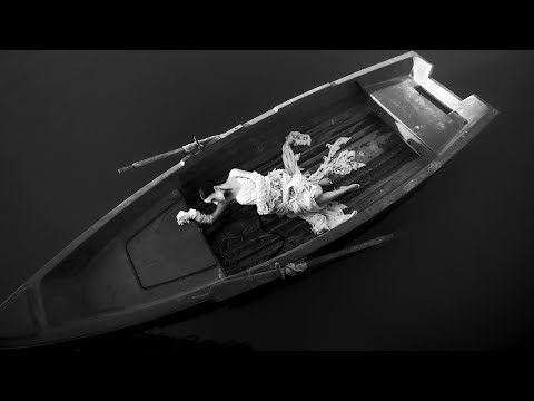 Holy Molly - Orb pe mare