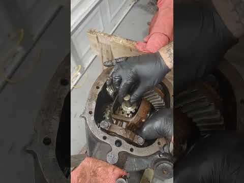 Install spider gears in under 60 seconds, quick and easy! #10bolt #classiccars #speedwaymotors