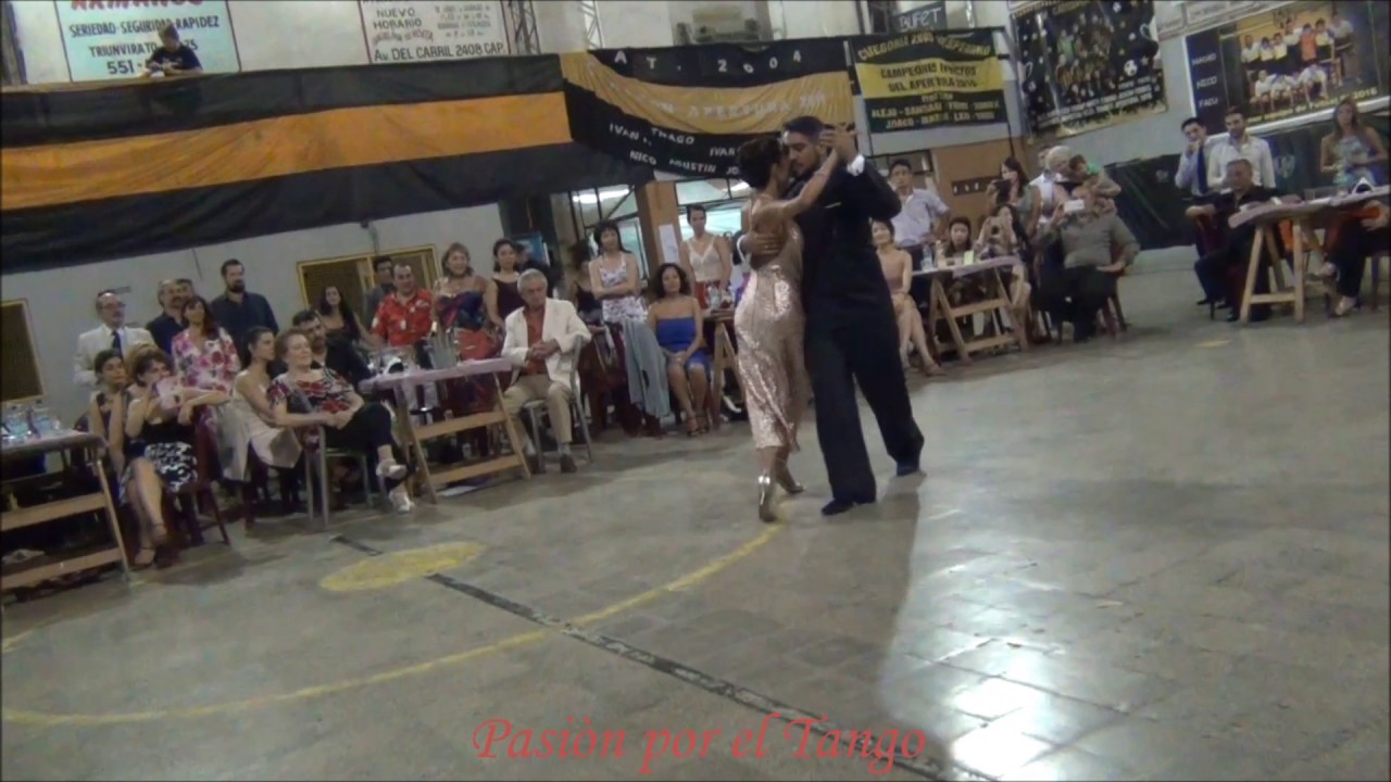 LUCIANA ARREGUI y ANDRÈS LAZA MORENO Bailando la Milonga MILONGA QUERIDA en LA MILONGA DEL MORAN