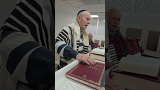 ברכה ראשונה של הלל בביצוע מקורי של אהרון זיסר (אח של מוטי זיסר ז"ל) בליווי החזן יהודה רוטנר