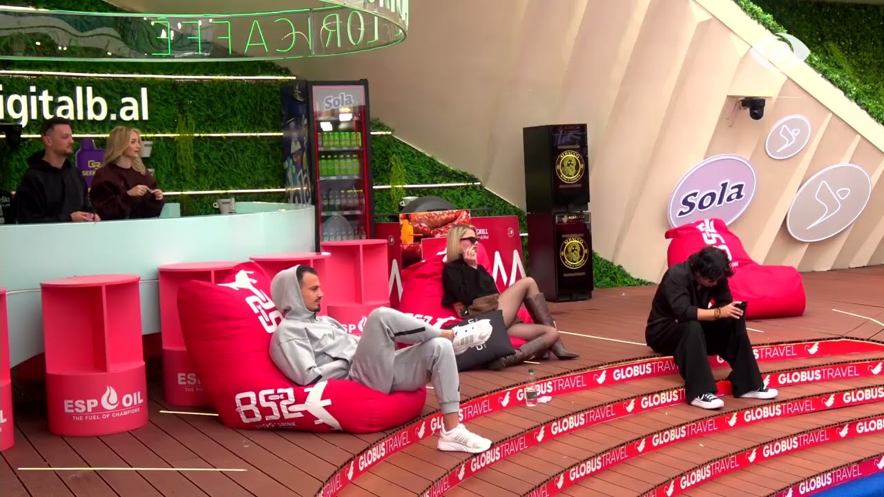 Juela debaton me Selin, banorja: Si nuk të vjen turp