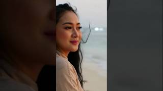 Download lagu gadis cantik yang sedang duduk di pantai ia sambil melihat hamparan pasir putih sambil tersenyum mp3