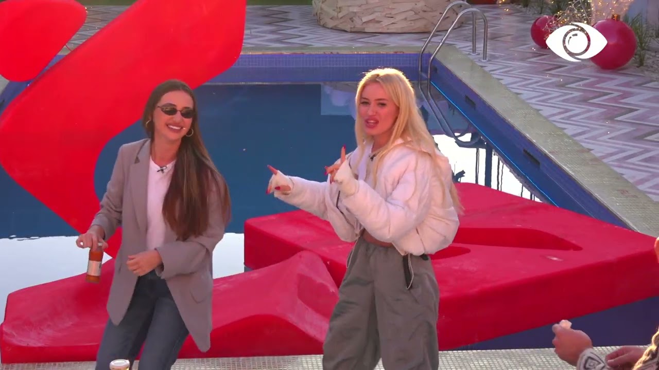 Banorët këndojnë së bashku këngën e Krishtlindjes