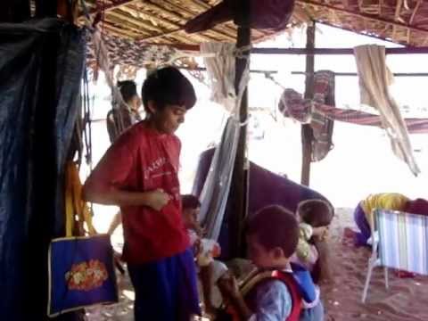 CRIANÇADA BRINCANDO NA PRAIA