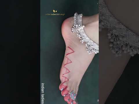 New alta design on feet by indian ladies kirti singh #indian_ladies_alta_design #altadesing