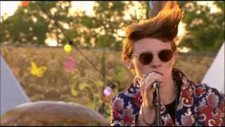 La Roux - Bulletproof [live Glastonbury &#39;09]