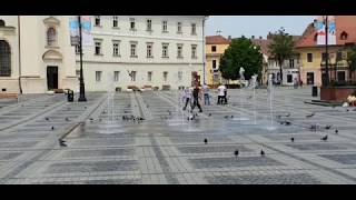 VIDEO FOTO: Fântâna arteziană din Piața Mare a fost repornită - Copiii, primii care s-au „răcorit” 1 video